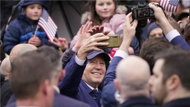 Ein ziemlich irischer Präsident: Biden auf der Grünen Insel Selfie mit dem US-Präsidenten: Joe Biden während eines Rundgangs durch Dundalk.