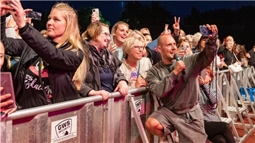 Oli P. macht ein Selfie mit Fans
