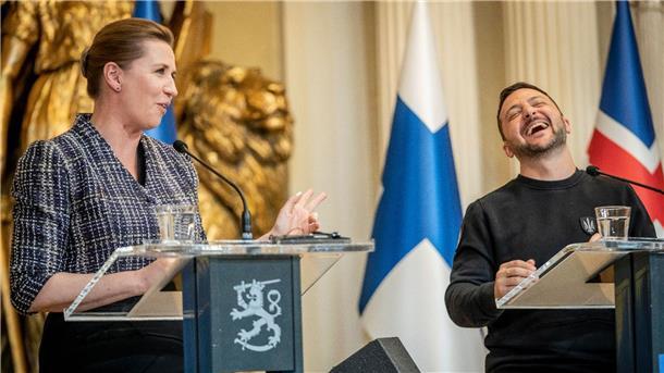Krieg gegen die Ukraine: So ist die Lage Seltenes Bild: Der ukrainische Präsident Wolodymyr Selenskyj lacht in Helsinki neben Dänemarks Ministerpräsidentin Mette Frederiksen.