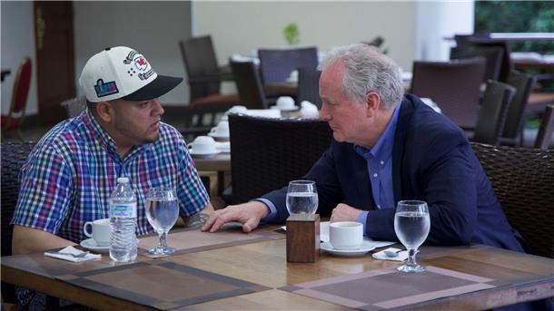 Senator Van Hollen spricht erstmals mit dem abgeschobenen Kilmar Ábrego García - später sollen „Margarita-Gläser“ aufgetaucht sein. 