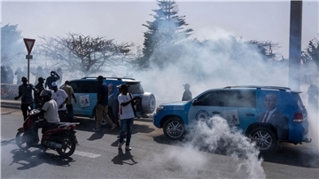 Senegalesische Bereitschaftspolizisten in Dakar setzen Tränengas gegen Anhänger der Opposition ein.