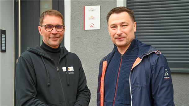 Zwei Männer vor einem Wohnhaus in Bremerhaven