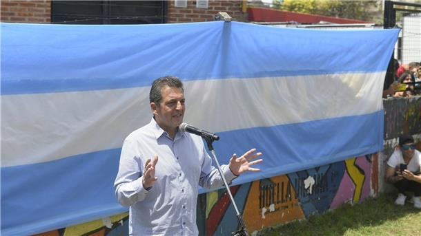 Am Scheideweg: Argentinier wählen neuen Staatschef Sergio Massa gibt nach seiner Stimmabgabe ein Statement ab.