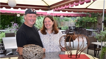 Sergio und Kerstin Geremia betreiben in Ostereistedt seit 2012 ihr italienisches Restaurant "La Locanda". Die große Außenterrasse hilft bisher in der Corona-Zeit, viele Gäste zu bewirten. Gerührt ist das Ehepaar über die große Solidarität, die die Gastronomen im Ort erfahren.