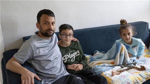 Serkan Agri, sein Sohn Mahmut und Tochter Saadet: Alle konnten gerettet werden - nur die Mutter nicht.