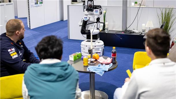Wettkampf der Roboter Service-Roboter bringen zum Beispiel Getränke.