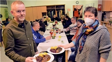 Servierten diese Woche 35 Teilnehmerinnen und Teilnehmern ein vom Hotel am Markt spendiertes Festagsessen: Thomas Dewald und Julia Durchdenwald von der Diakonie.