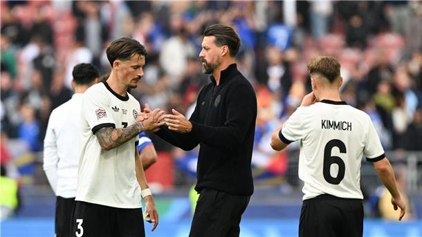 Servus Jungs: Sandro Wagner klatscht nach seinem letzten Länderspiel als Co-Trainer mit Robin Koch (l) ab. Rechts Kapitän Joshua Kimmich.