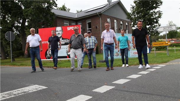 Gemeinsame Aktion gegen Wahlplakate-Vandalismus im Cuxland Setzen ein Zeichen gegen Vandalismus im Zusammenhang mit Wahlplakaten: Bernd Beckmann (CDU Beverstedt), Lars Behrje (CDU Loxstedt), Martin Eckardt (SPD Hagen), Ralf Wolter (SPD Schiffdorf), Gerhard Tienken (SPD Beverstedt), Thorsten Ohlandt (CDU Schiffdorf), Christoph Werde (CDU Hagen), Oliver Lottke (SPD Loxstedt)
