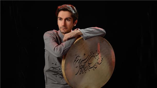 Shahab Habibi stammt aus Isfahan. Der Musiker hat seine Trommel "Daf" mit nach Bremerhaven gebracht