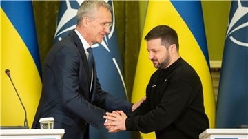 Shakehands: Nato-Generalsekretär Jens Stoltenberg (l.) und der ukrainische Präsident Wolodymyr Selenskyj.