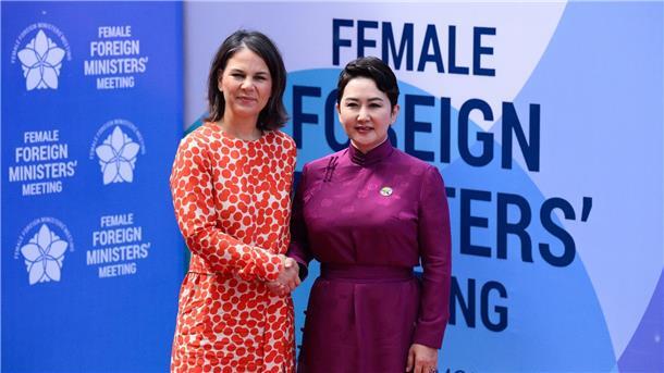Baerbock: Frauen stärker in Konfliktlösung einbeziehen Shakehands zwischen Annalena Baerbock (l.) und ihrer mongolischen Amtskollegin Batmunkh Battsetseg.