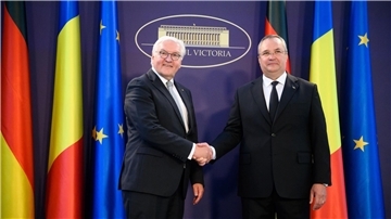 Shakehands zwischen Bundespräsident frank-Walter steinmeier (l.) und dem rumänischen Ministerpräsidenten Nicolae-Ionel Ciuca.