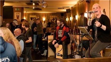"Sharon & Normel" traten bei der „Langen Bandnacht“ im Rüssel auf.