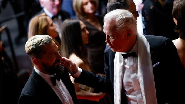 Shia LaBeouf (l) und Jon Voight paludern auf dem roten Teppich miteinander.