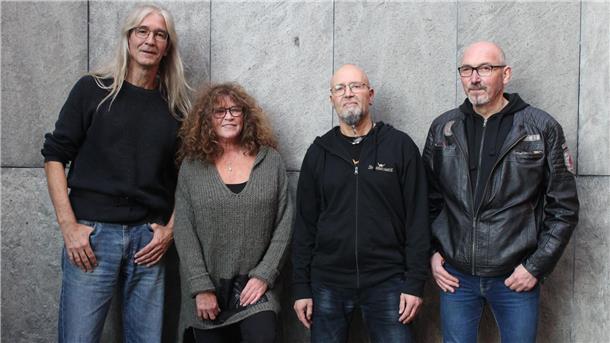 Shiloblaengare rocken die Bühne mit harten Riffs.