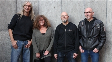 Shiloblaengare rocken die Bühne mit harten Riffs.