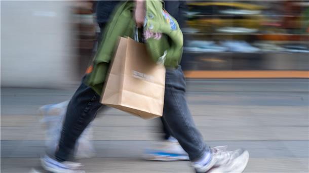 Shoppen? Ja, aber nur ein bisschen. Die Neigung zu Anschaffungen nimmt laut GfK nur minimal zu.