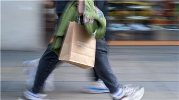 Shoppen? Ja, aber nur ein bisschen. Die Neigung zu Anschaffungen nimmt laut GfK nur minimal zu.