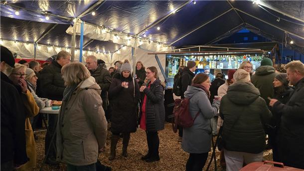 Schneeflöckchenmarkt in Brake: Darum lohnt sich auch am Sonnabend ein Besuch Viele Menschen stehen in einem Zelt und unterhalten sich.