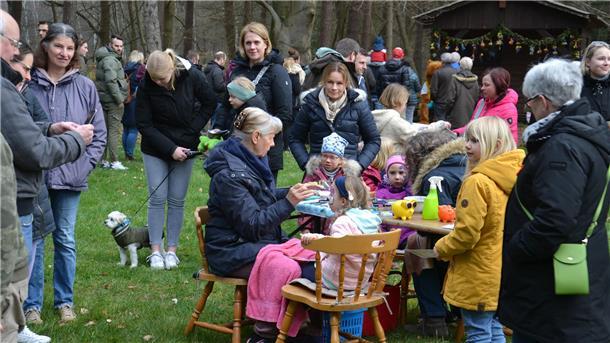 1.000 zu Besuch bei Hanni Hase in Ostereistedt Sich schminken zu lassen, erfreut sich bei Kinder nach wie vor großer Beliebtheit.