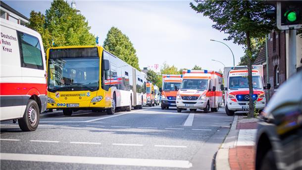 Sicher ist sicher: Zahlreiche Rettungswagen auch aus dem Landkreis und von freiwilligen Hilfsorganisationen wurden in die Friedrich-Ebert-Straße geschickt.
