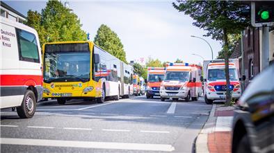 Sicher ist sicher: Zahlreiche Rettungswagen auch aus dem Landkreis und von freiwilligen Hilfsorganisationen wurden in die Friedrich-Ebert-Straße geschickt.