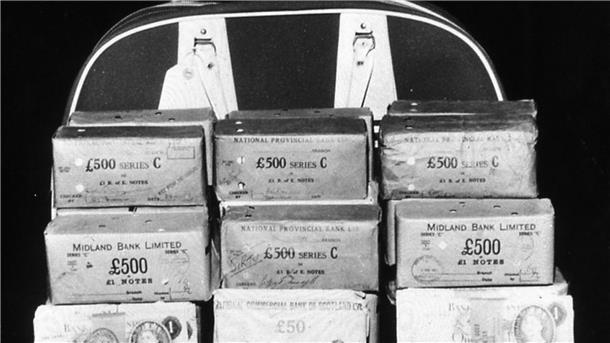 60 Jahre nach dem „Great Train Robbery“ in England Sichergestellte Geldbündel vor einer Tasche von Mitgliedern der Bande, die an dem Überfall auf den Zug von Glasgow nach London beteiligt waren.