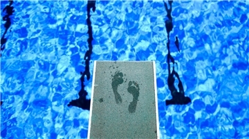 Grapschende Frau? Stadt verteidigt Jugendschutz-Kampagne Sicherheit im Freibad für alle - das ist das Ziel.