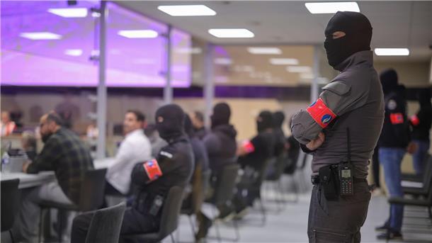 Terroranschläge in Brüssel: Urteile im Mammutprozess Sicherheitsbeamte im Gerichtssaal. Im Prozess um die islamistischen Anschläge 2016 in Brüssel haben die Geschworenen mehrere der zehn Angeklagten des terroristischen Mordes schuldig gesprochen.