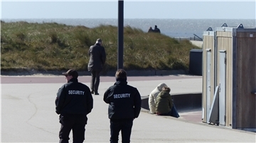 Sicherheitskräfte auf Kontrollgang an den Stränden von Cuxhaven: Überwiegend sind die Menschen wie vorgeschrieben allein oder zu zweit unterwegs.