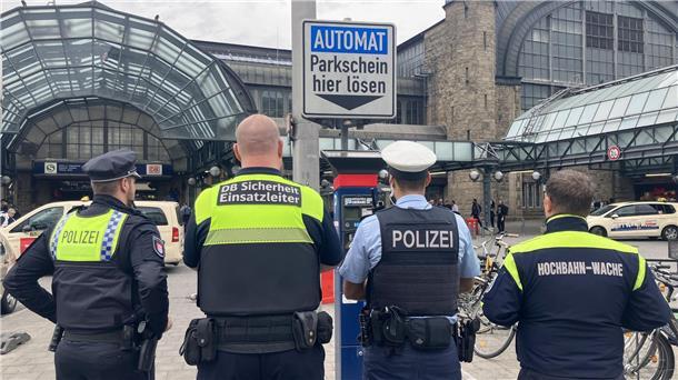 Waffen aller Art am Hamburger Hauptbahnbahnhof verboten Sicherheitskräfte sind dafür zuständig, das geltende Waffenverbot rund um den Hamburger Hauptbahnhof zu kontrollieren.