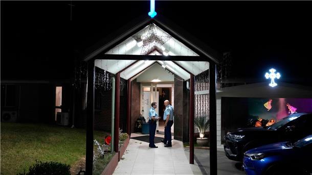 Sicherheitsleute stehen Wache vor der orthodoxen assyrischen Kirche.