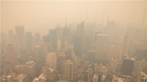 Hitze, Dürre, Starkregen - Wetterextreme nehmen zu Sichtbare Folgen der Extremwetter: Die Waldbrände in Kanada sorgten vor wenigen Wochen sogar in New York für einen verrauchten Himmel.