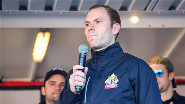 „Es ist ein sehr schönes Gefühl, wieder nach Bremerhaven zu kommen.“ Eishockeyspieler Maximilian Franzreb mit einem Mikrofon in der Hand