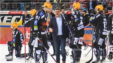 Sichtlich gerührt ging Teammanager Alfred Prey nach dem Spiel zu jedem einzelnen Spieler und drückte ihn.