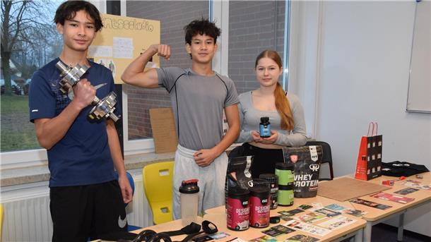 Sie absolvierten ihr Betriebspraktikum mit viel Freude in einem Fitnessstudio: die Neuntklässler Louis Fromm, Johannes Pape und Alysha Meller (von links). 
