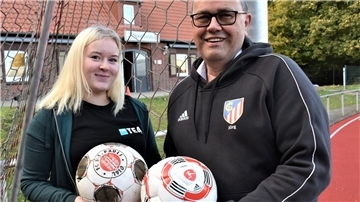 Anna-Sophie Meyer und Jörg Schröder auf der neuen Sportanlage des TSV Bederkesa.