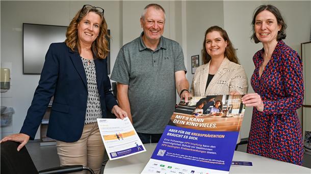 Sie bereiten die Impfkampagne gegen Krebs vor: (von links) Gesundheitsstadträtin Andrea Toense (SPD), Gesundheitsamtsleiter Dr. Björn Ackermann, sowie Linn Schmidtmann und Dr. Sylvia Offenhäuser von der Abteilung Infektionsschutz. 