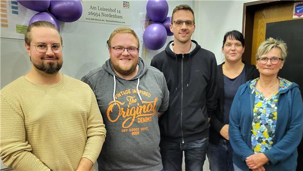 Dorfgemeinschaft Blexen vollzieht Führungs- und Generationenwechsel Sie bilden den neuen jungen Vorstand der Dorfgemeinschaft Blexen: Carsten Wandrey, Pascal Reimers, Lars Meyer, Sandra Grawunder und Gisela Hülsebusch.