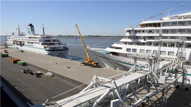 Blick auf ein Schiff: Sie bleibt länger: Die „MS Deutschland“ liegt noch in Bremerhaven, neben der "Amera"
