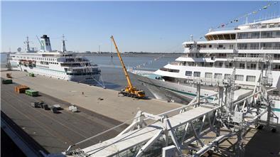 Blick auf ein Schiff: Sie bleibt länger: Die „MS Deutschland“ liegt noch in Bremerhaven, neben der "Amera"