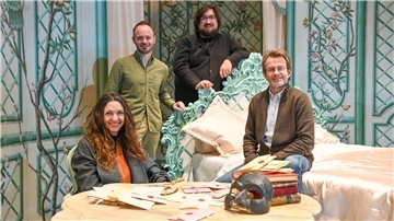 Sie bringen nach 20 Jahren wieder den "Rosenkavalier" von Richard Strauss auf die Bühne des Bremerhavener Stadttheaters (von links): Carola Volles ( Kostüme), Markus Tatzig (Chefdramaturg), Julius Theodor Semmelmann (Inszenierung und Bühnenbild) und der Generalmusikdirektor Marc Niemann.