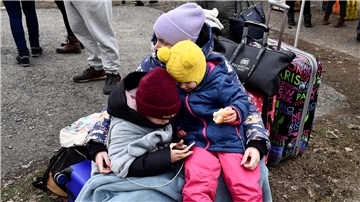 Sie bringen sich in Sicherheit: Eine Frau umarmt zwei Kinder auf der Flucht aus der Ukraine.