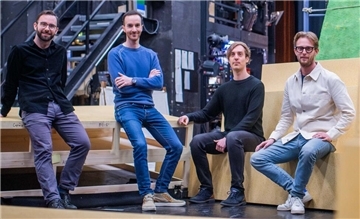 Sie bringen „The Apple Tree“ am Bremerhavener Stadttheater auf die Bühne (von links): Bühnen- und Kostümbildner Alexander McCargar, Kapellmeister Davide Perniceni, Dramaturg Torben Selk und Regisseur Rennik-Jan Neggers