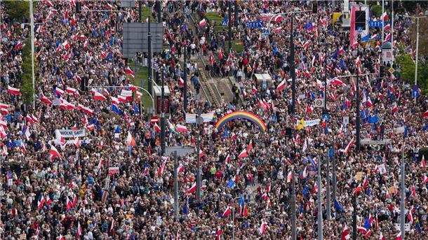 Rund eine Million Menschen protestieren gegen PiS-Regierung SIe demonstrieren gegen die populistische Regierungspartei PiS.