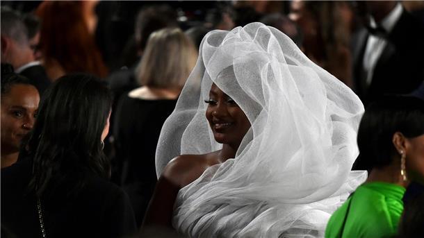 „Im Westen nichts Neues“ gewinnt vier Oscars Sie fällt auf: Sängerin Tems kommt in einem aufregenden weißen Outfit zur Oscar-Verleihung. Weniger Glück hatten allerdings die Gäste, die im Saal hinter ihr saßen.