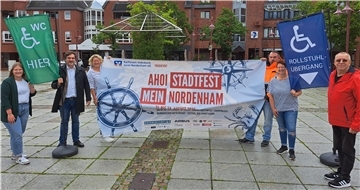 Bild von den Organisatoren des Nordenhamer Stadtfestes (v.l.) Jacqueline Giehl (Ordnungsamt), Bürgermeister Nils Siemen, Ilona Tetzlaff (NMT), Lars Steenken (Bauhof), Svenja Faehse (NMT) und Yeti Mansena (Jahnhalle).