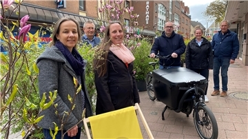 Sie freuen sich nach langer Vorbereitungszeit auf das Stadtexperiment: Sophie Schad (von links), Detlef Hanschen, Katja Beier und Bürgermeister Thorsten Krüger (SPD) von der Stadt Geestland sowie die Verkehrsplaner Jule Santjer und Thomas Morgenroth.