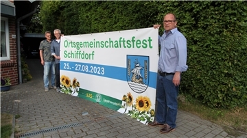 Sie freuen sich schon auf das Ortsgemeinschaftsfest mit Festumzug: Christian Torchalla, Carsten Depner und Robert Reichstein.  